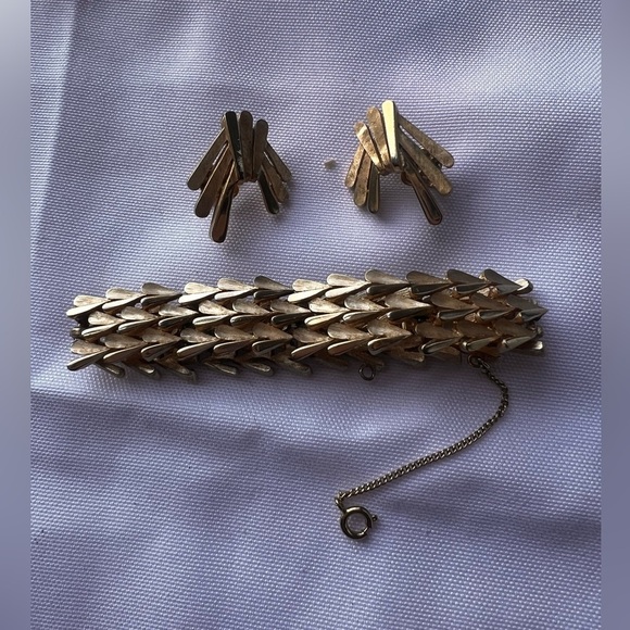 1950s Crown Trifari set gold bracelet with safety & clip on earrings rare - Picture 2 of 8